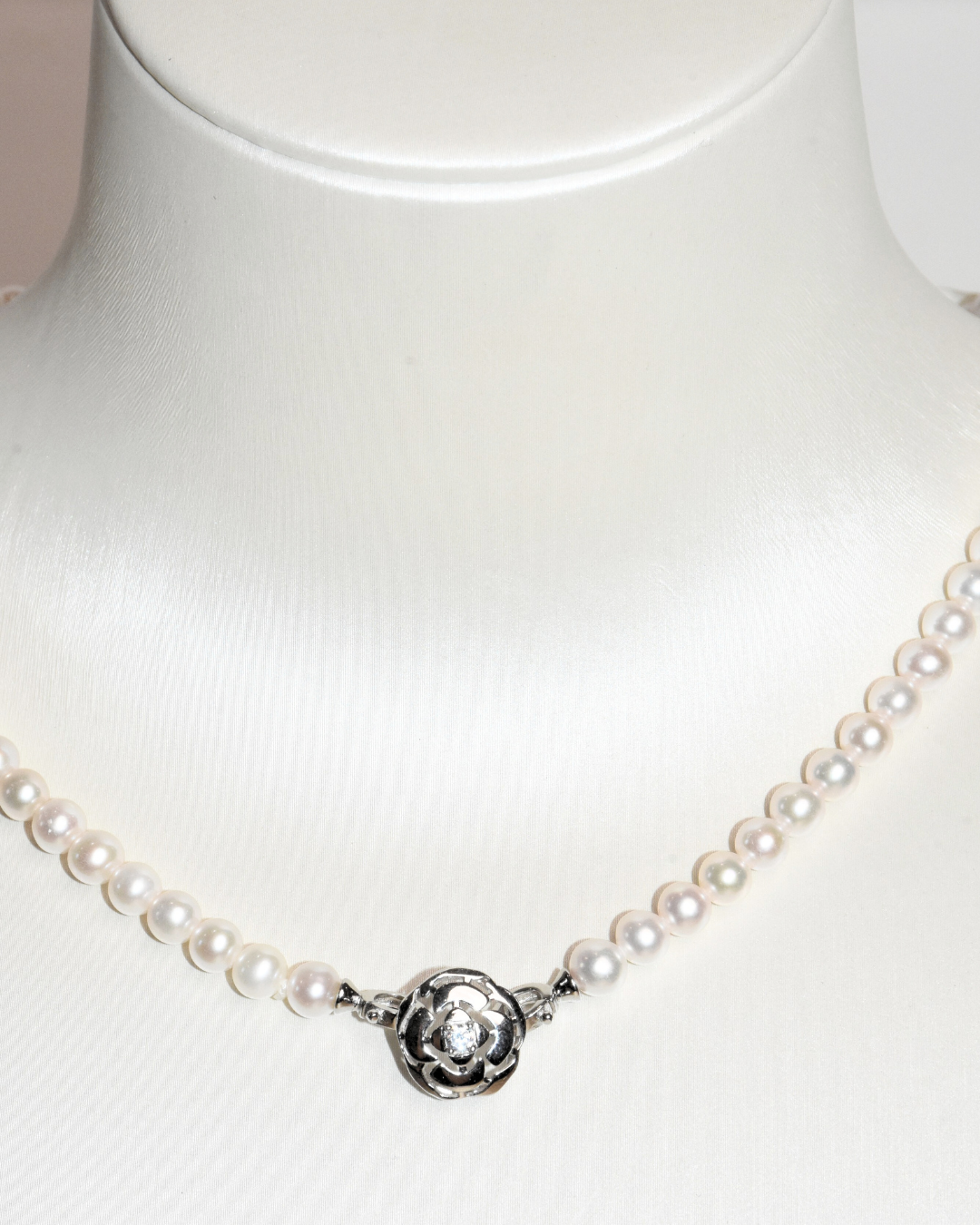 4A Freshwater Round Necklace in Silver 925 WG Plated - Flower Clasp - Rose Overtone (5 -6mm)