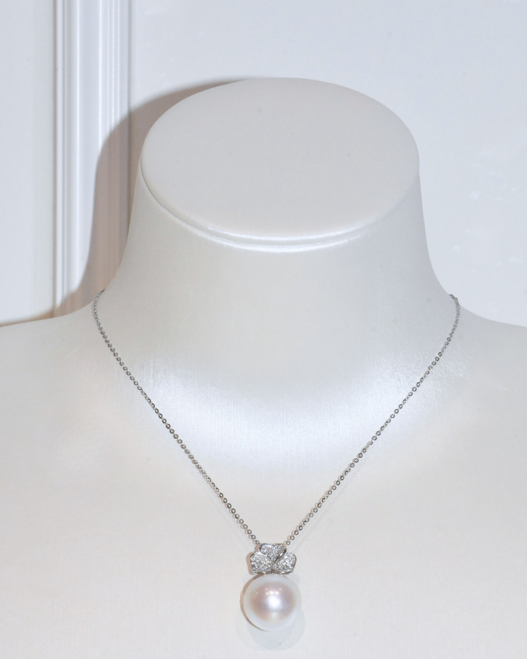 5A Freshwater Round Necklace in Silver 925 WG Plated - Clover CZ Pendant - White (14mm)