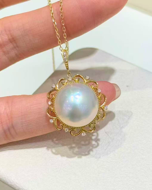 4A Mabé Necklace in 18K Gold - White Orient Seawater Mabé - White Orient Blue & Pink (15-16mm)