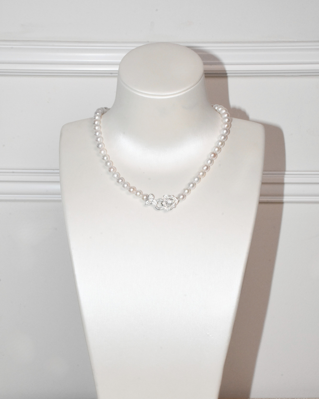 4A Freshwater Near Round Necklace in Silver 925 WG Plated - Double flower clasp - White (7 -8mm)