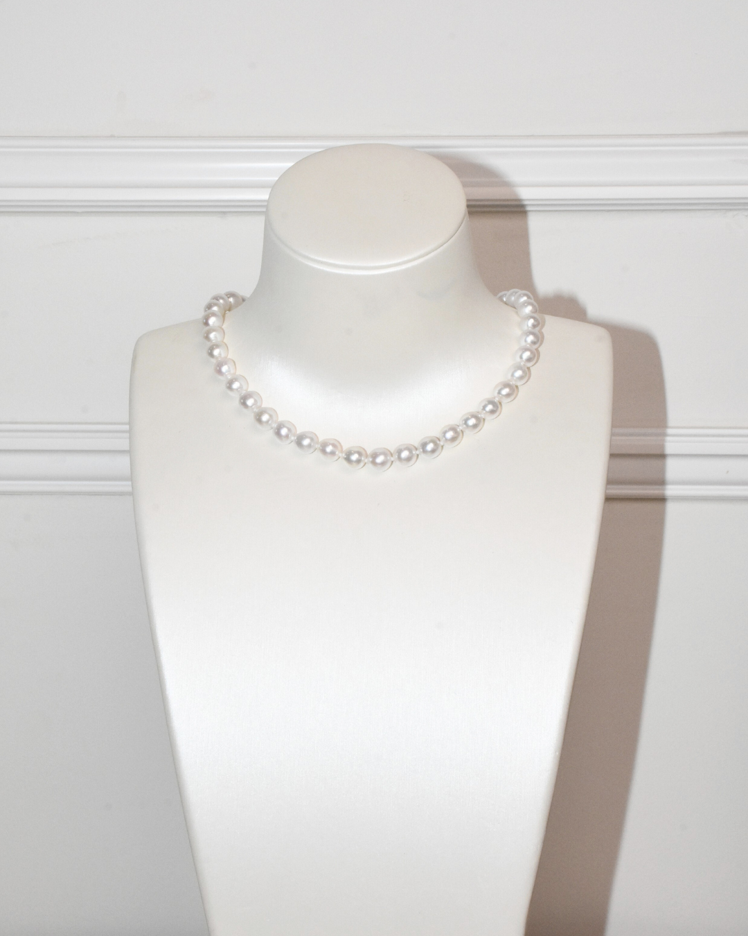 4A Freshwater Round Necklace in Silver 925 WG Plated - Big Ribbon Bow Clasp with CZ - White (8 -9mm)