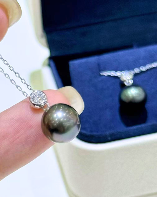 4A Tahitian Round Necklace in 18K White Gold - With Moissanite - Green (10-11mm)