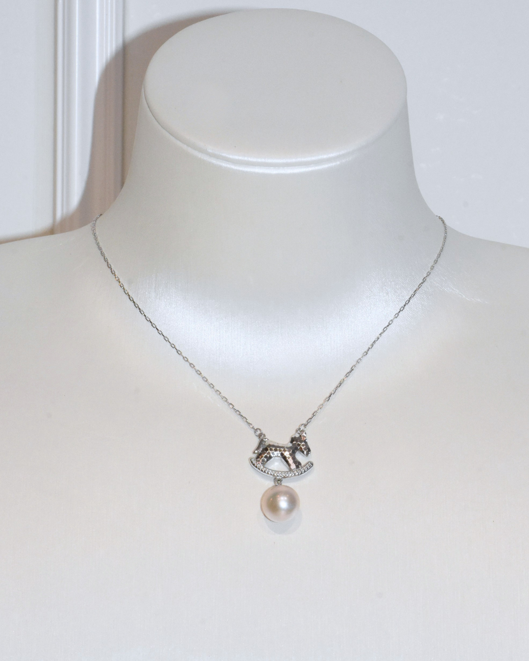4A Freshwater Round Necklace in Silver 925 WG Plated - CNY - Rocking Horse Pearl - White (9mm)