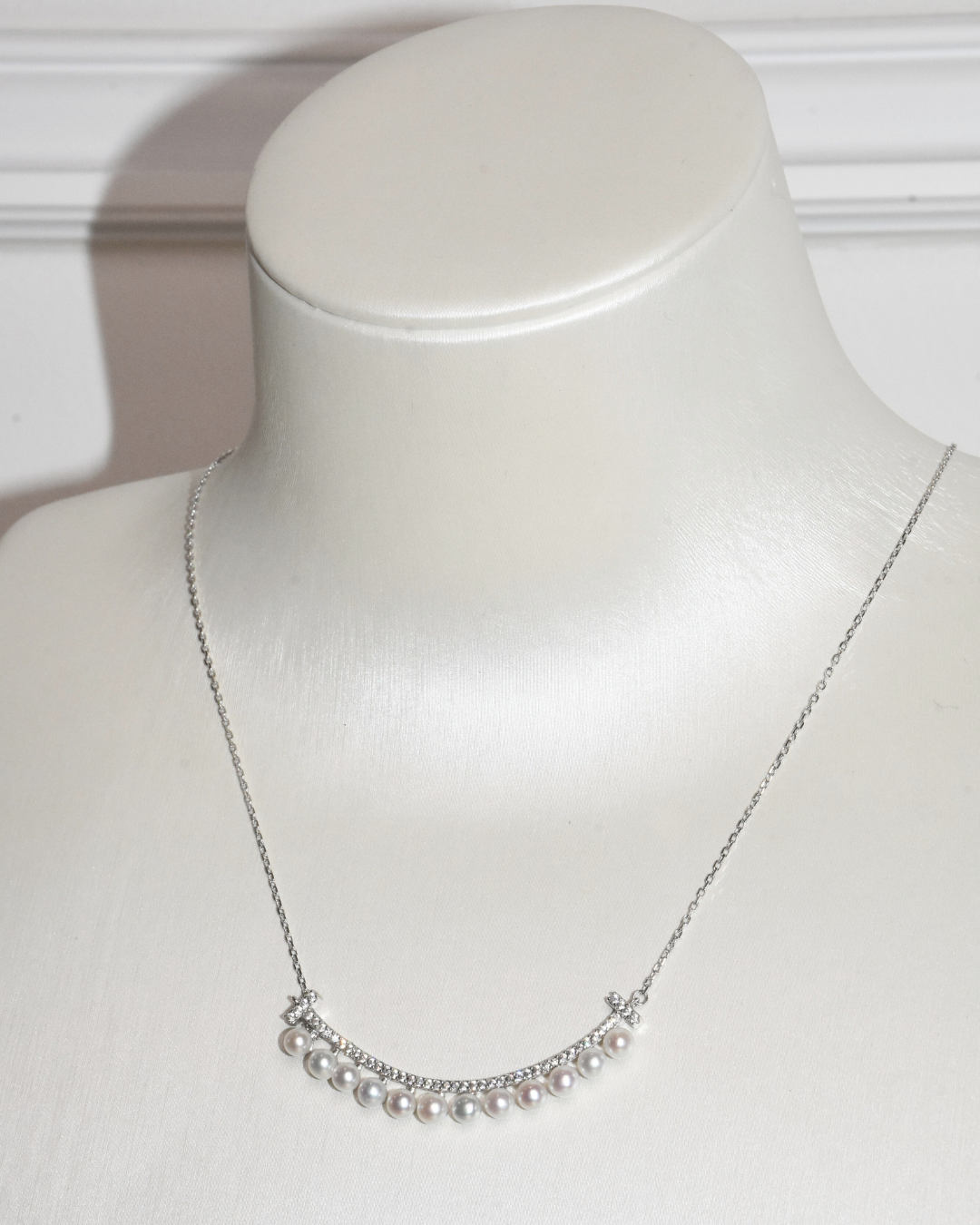 4A Freshwater Round Necklace in Silver 925 WG Plated - Curved Pearl Bar - White (3 -4mm)