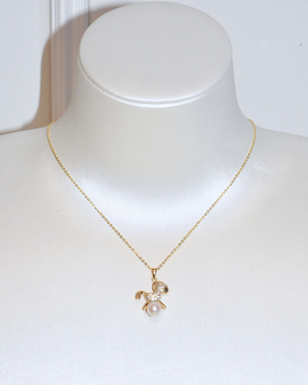 2A Akoya Round Necklace in Silver 925 Gold Plated - CNY Horse 26- Little Cutie Horse - White (6 -7mm)