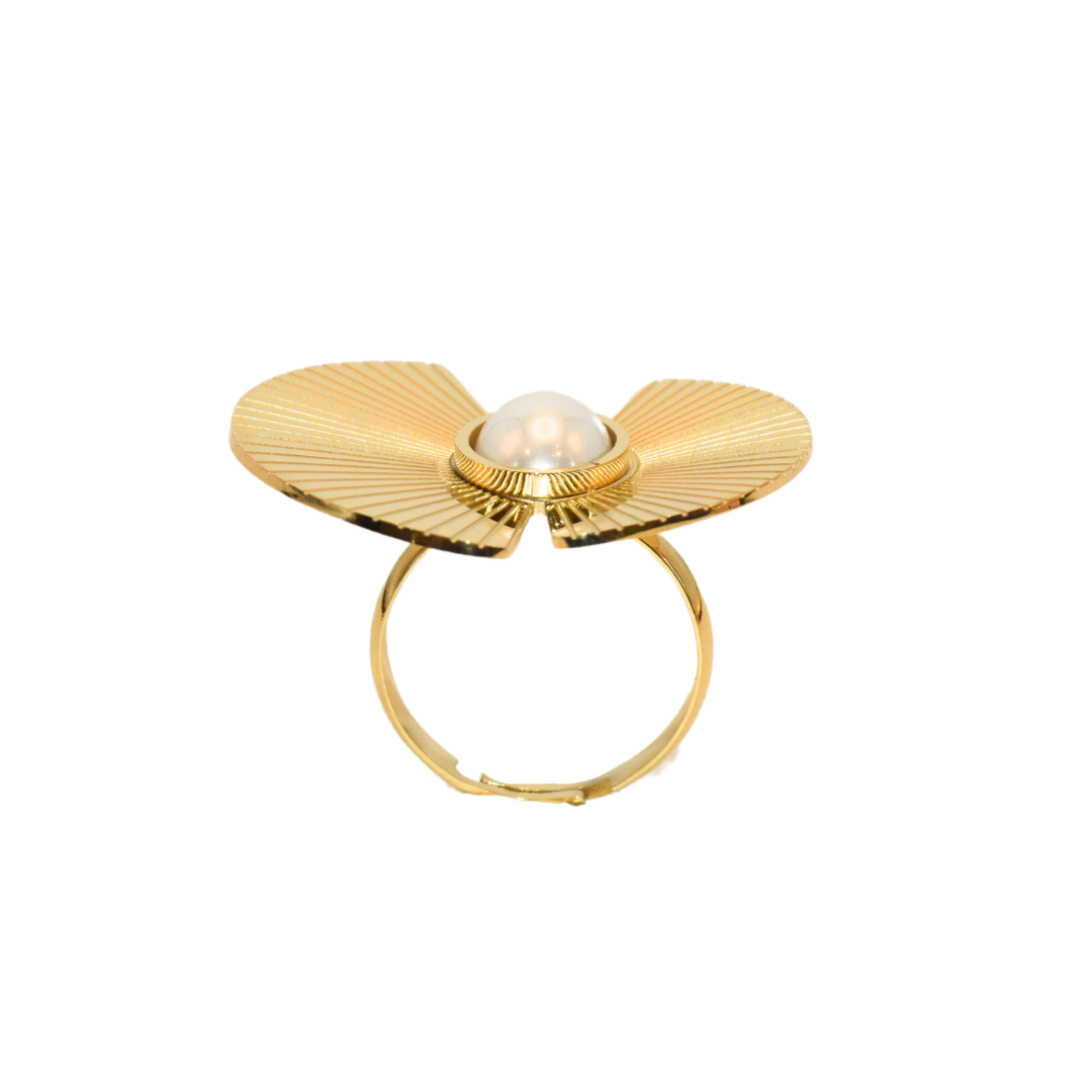 Repetitive Gold Shell Pearl Ring