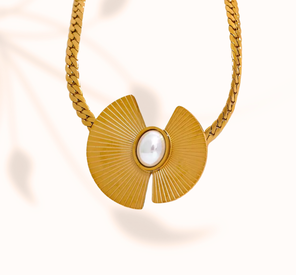 Repetitive Gold Shell Pearl Necklace