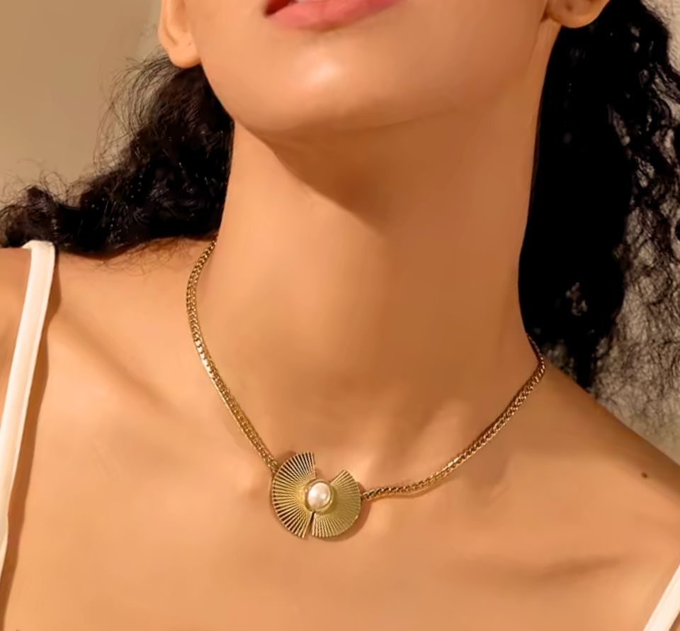 Repetitive Gold Shell Pearl Necklace
