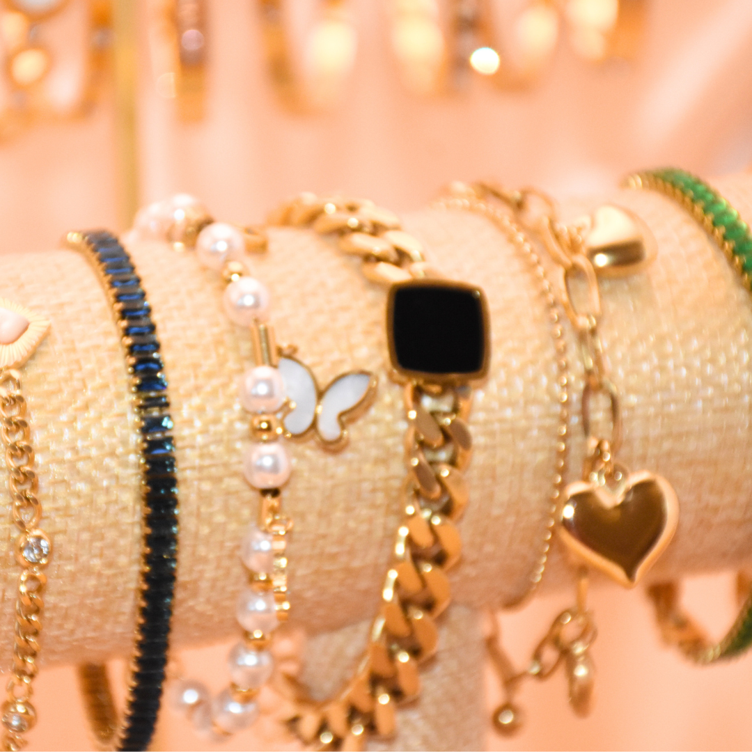 Gilded Onyx Pendant Chain Bracelet