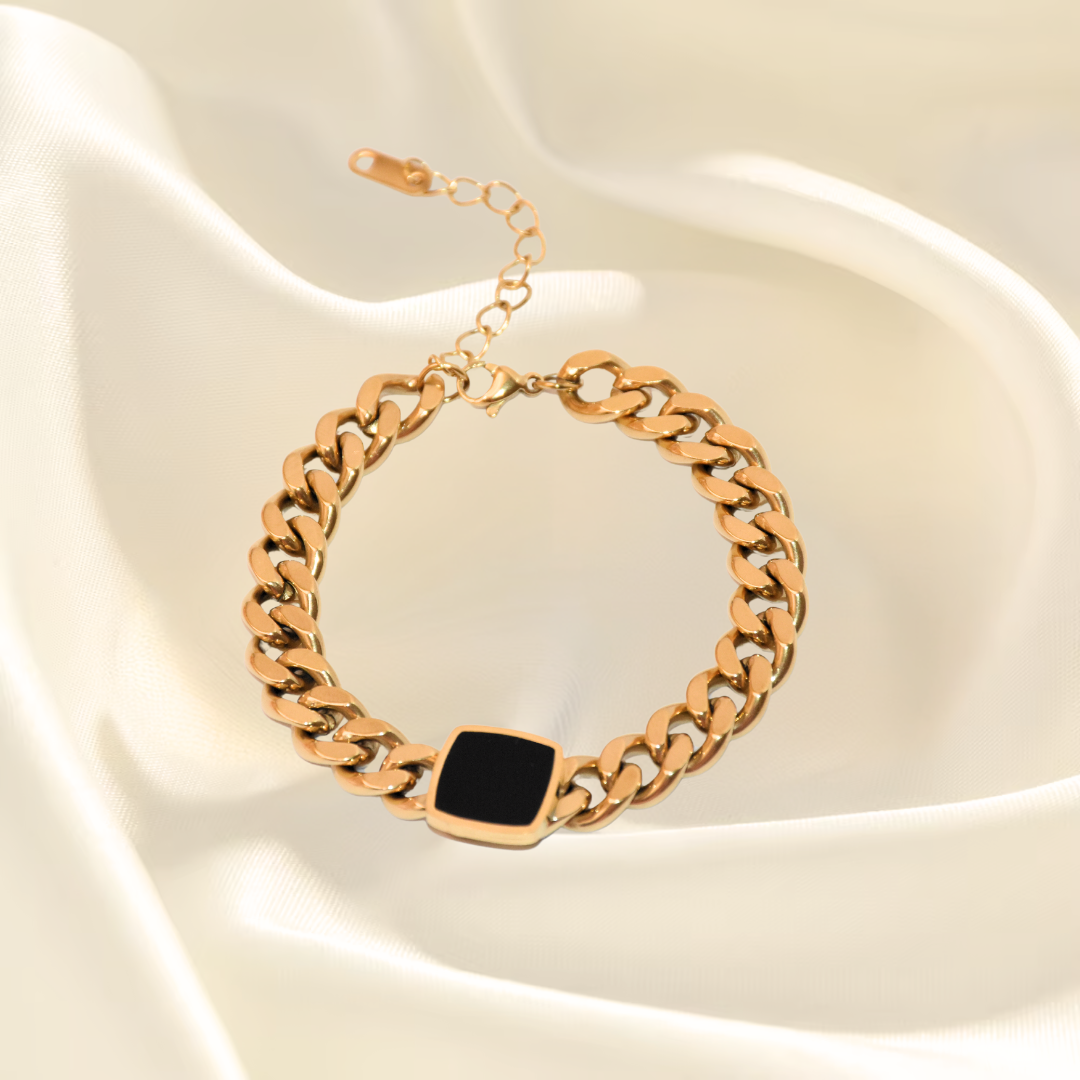 Gilded Onyx Pendant Chain Bracelet