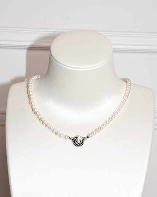 4A Freshwater Round Necklace in Silver 925 WG Plated - Flower Clasp - Rose Overtone (5 -6mm)