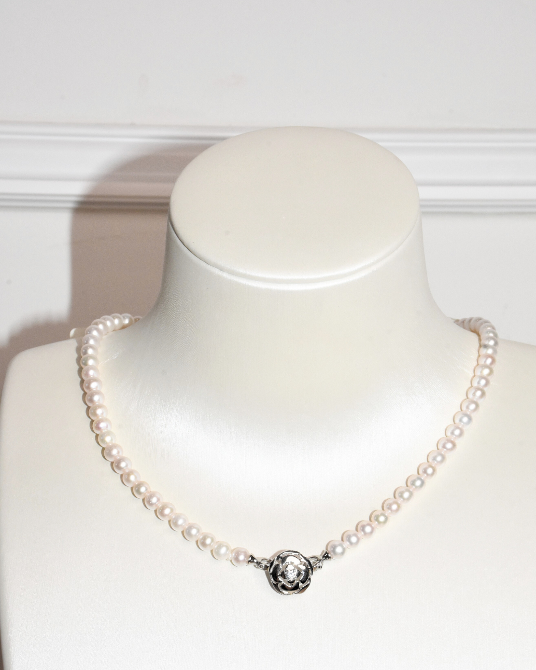 4A Freshwater Round Necklace in Silver 925 WG Plated - Flower Clasp - Rose Overtone (5 -6mm)