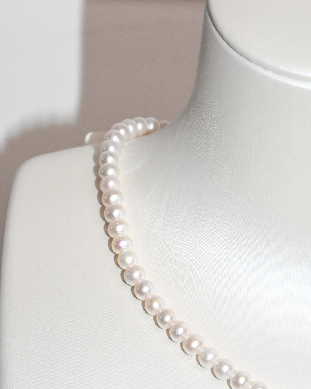 4A Freshwater Round Necklace in Silver 925 WG Plated - Flower Clasp - Rose Overtone (5 -6mm)
