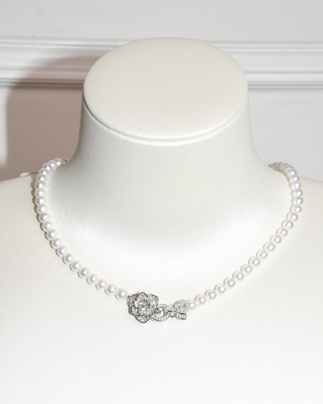 5A Freshwater Round Necklace in Silver 925 WG Plated - Double flower clasp  - White (5 -6mm)