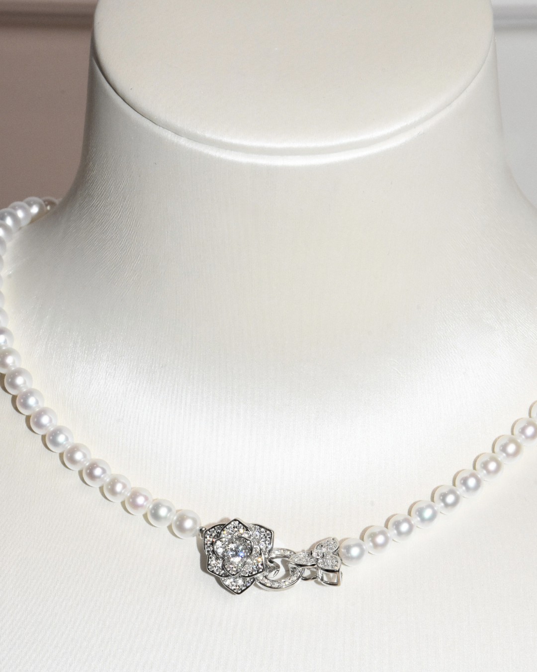 5A Freshwater Round Necklace in Silver 925 WG Plated - Double flower clasp  - White (5 -6mm)