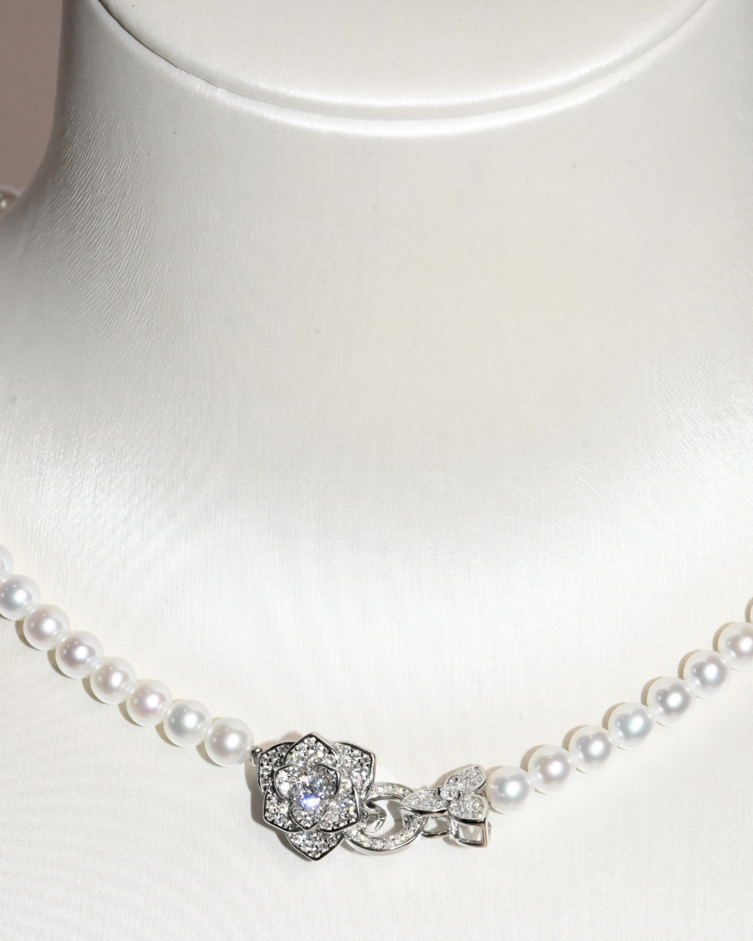 5A Freshwater Round Necklace in Silver 925 WG Plated - Double flower clasp  - White (5 -6mm)