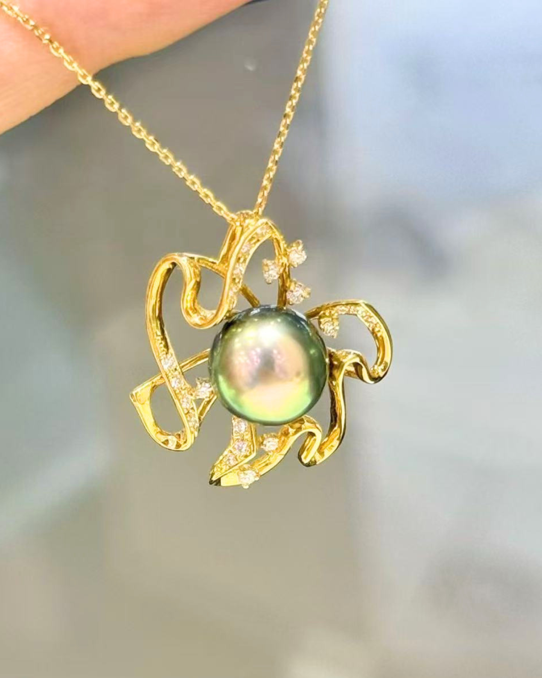 5A Tahitian Round Necklace in 18K Gold - with Natural Diamond - Peacock (9.5mm)