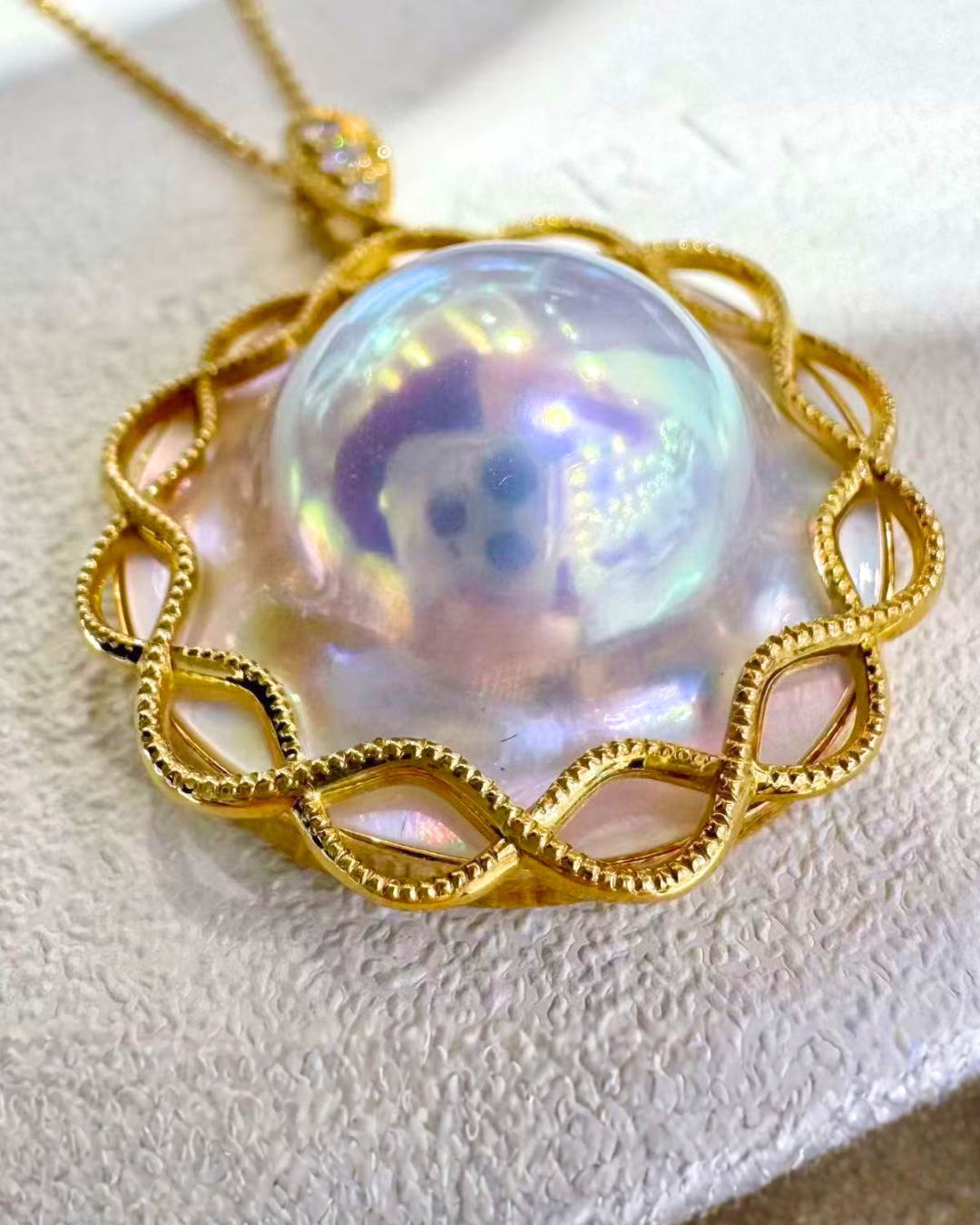 5A Mabé Necklace in 18K Gold - White Orient Seawater Mabé with Natural Diamond - White Orient Blue & Pink (15-16mm) D0.05ct