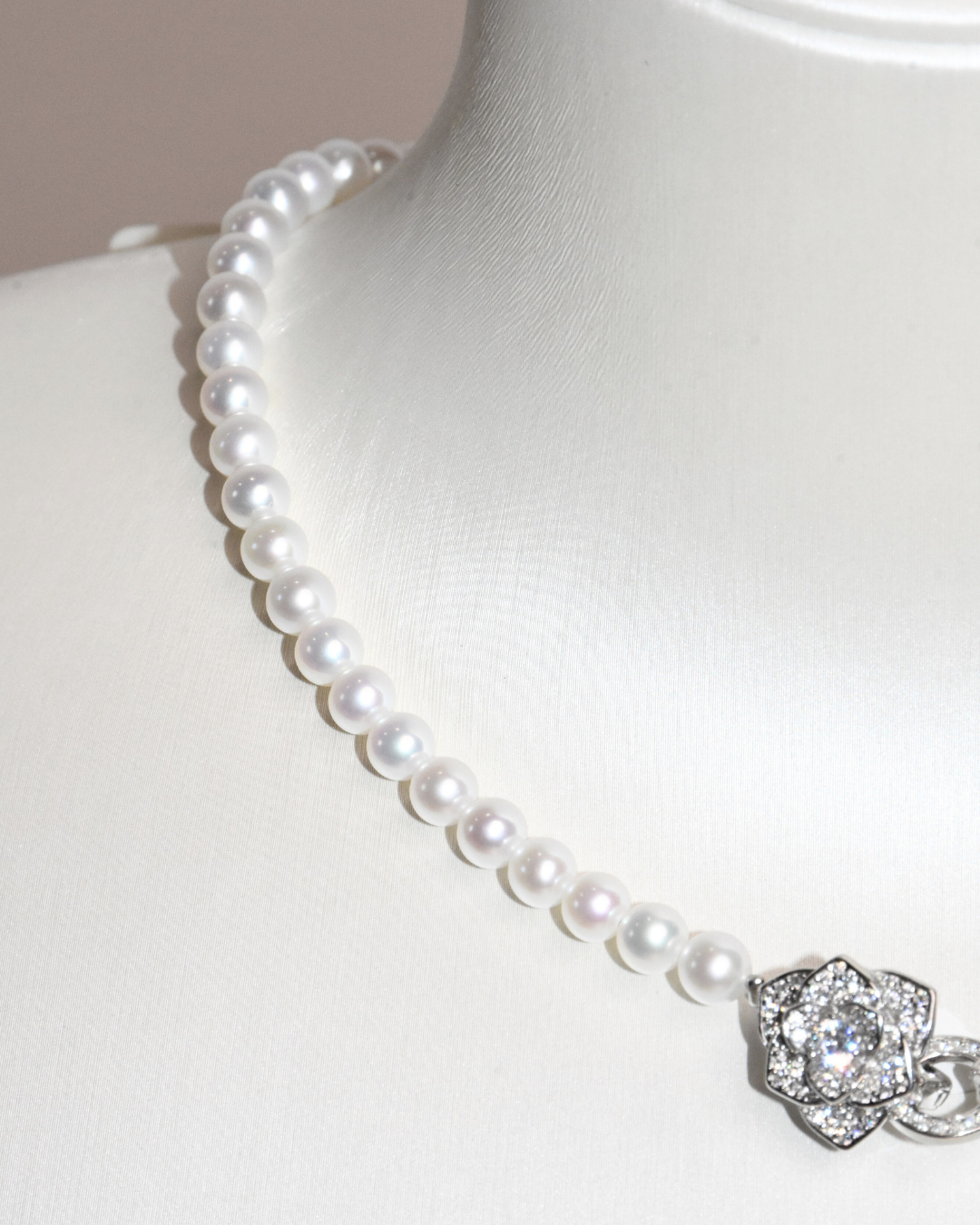 5A Freshwater Round Necklace in Silver 925 WG Plated - Double flower clasp  - White (5 -6mm)