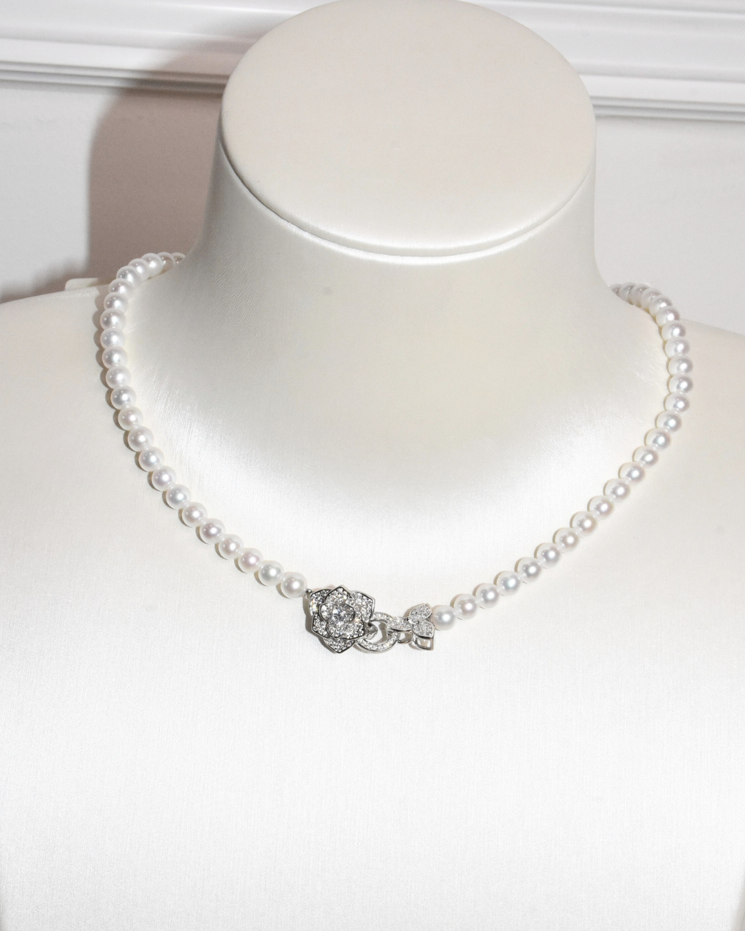 5A Freshwater Round Necklace in Silver 925 WG Plated - Double flower clasp  - White (5 -6mm)