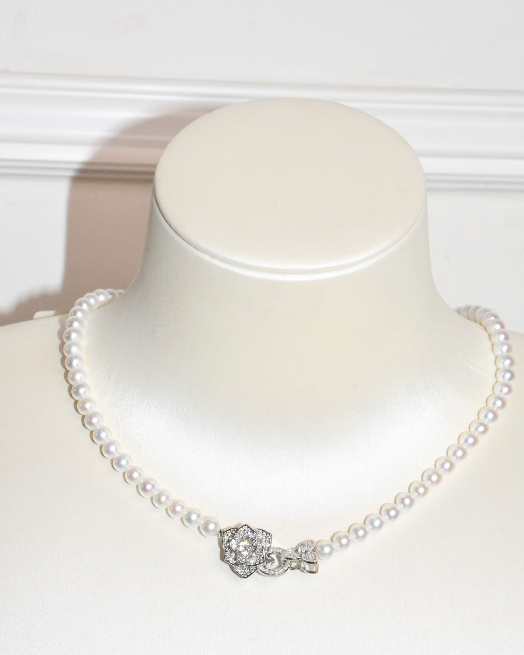 5A Freshwater Round Necklace in Silver 925 WG Plated - Double flower clasp  - White (5 -6mm)