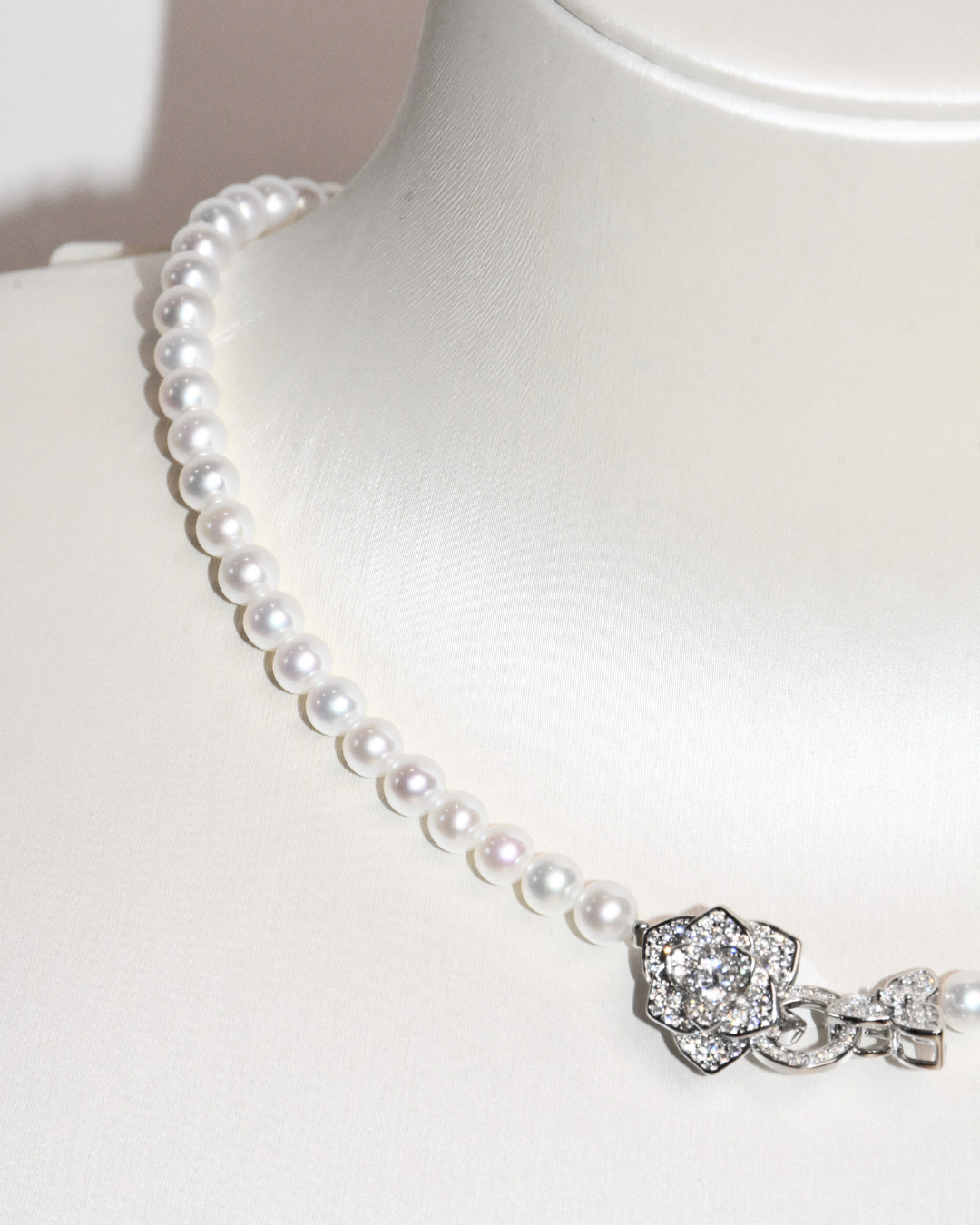 5A Freshwater Round Necklace in Silver 925 WG Plated - Double flower clasp  - White (5 -6mm)