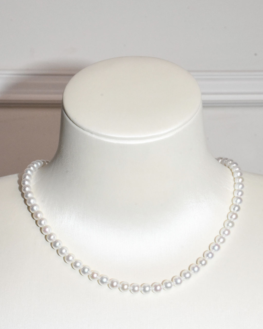 5A Freshwater Round Necklace in Silver 925 WG Plated - Double flower clasp  - White (5 -6mm)