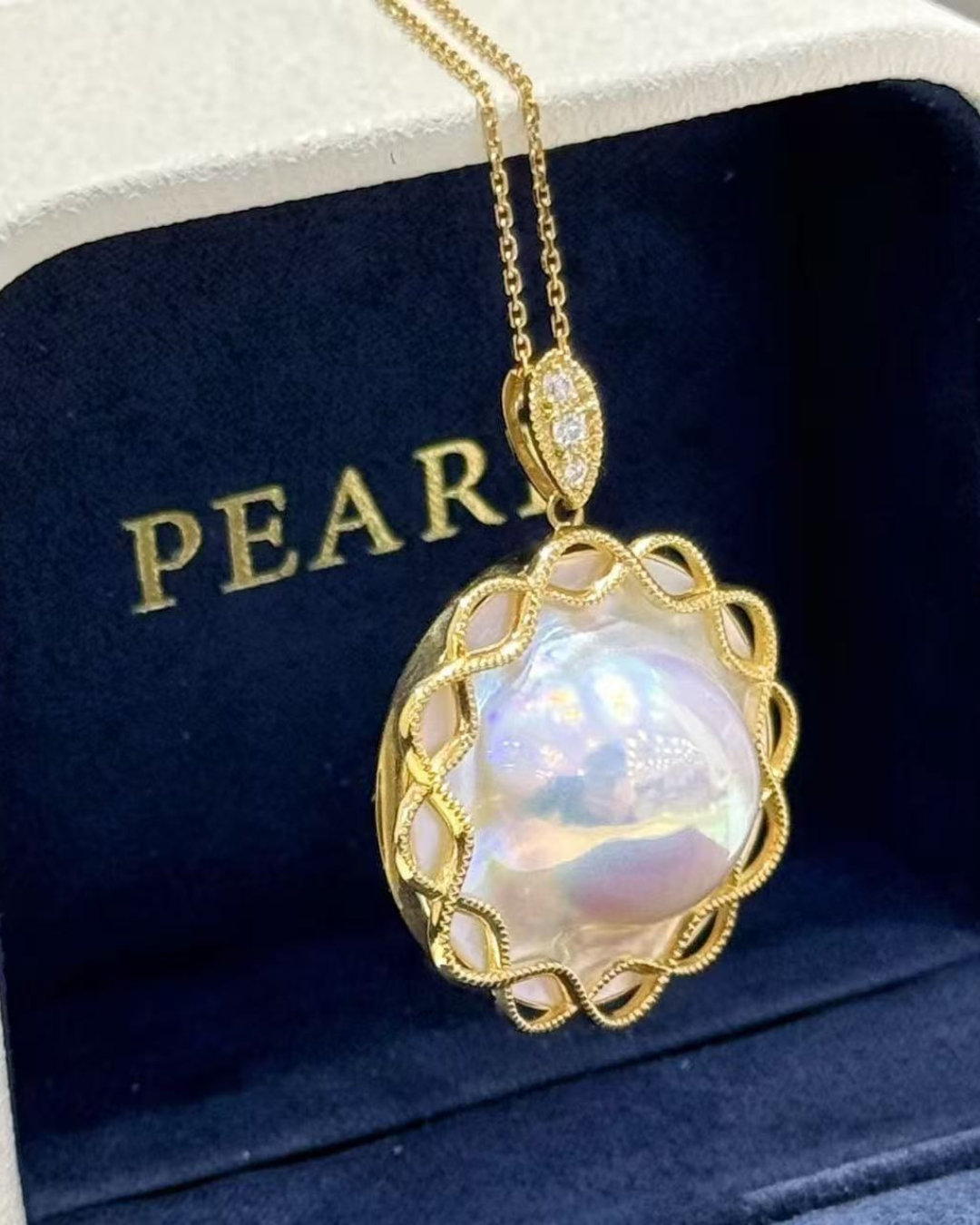 5A Mabé Necklace in 18K Gold - White Orient Seawater Mabé with Natural Diamond - White Orient Blue & Pink (15-16mm) D0.05ct