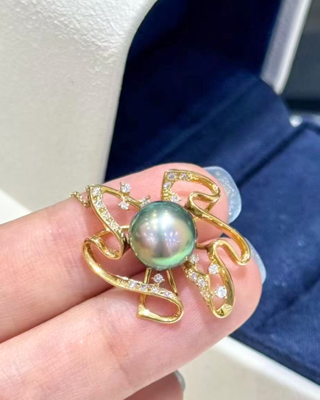 5A Tahitian Round Necklace in 18K Gold - with Natural Diamond - Peacock (9.5mm)