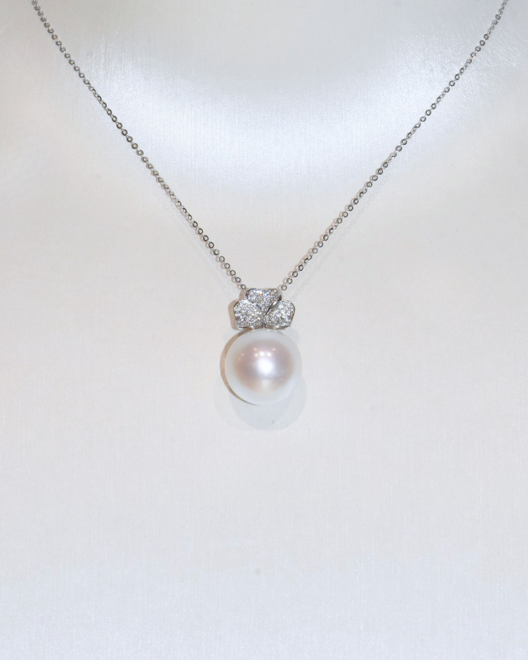 5A Freshwater Round Necklace in Silver 925 WG Plated - Clover CZ Pendant - White (14mm)