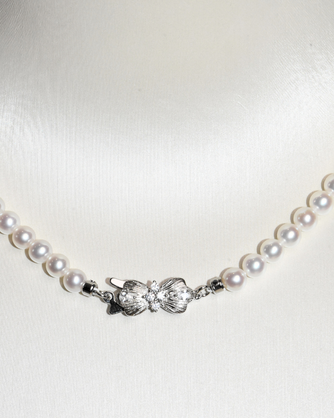 5A Freshwater Round Necklace in Silver 925 WG Plated - Elegant Ribbon - White ( mm)