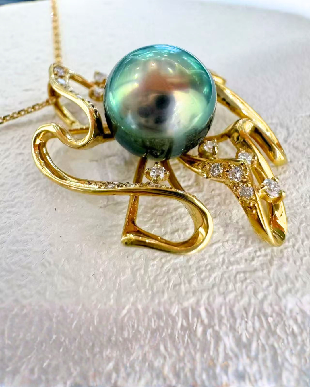 5A Tahitian Round Necklace in 18K Gold - with Natural Diamond - Peacock (9.5mm)