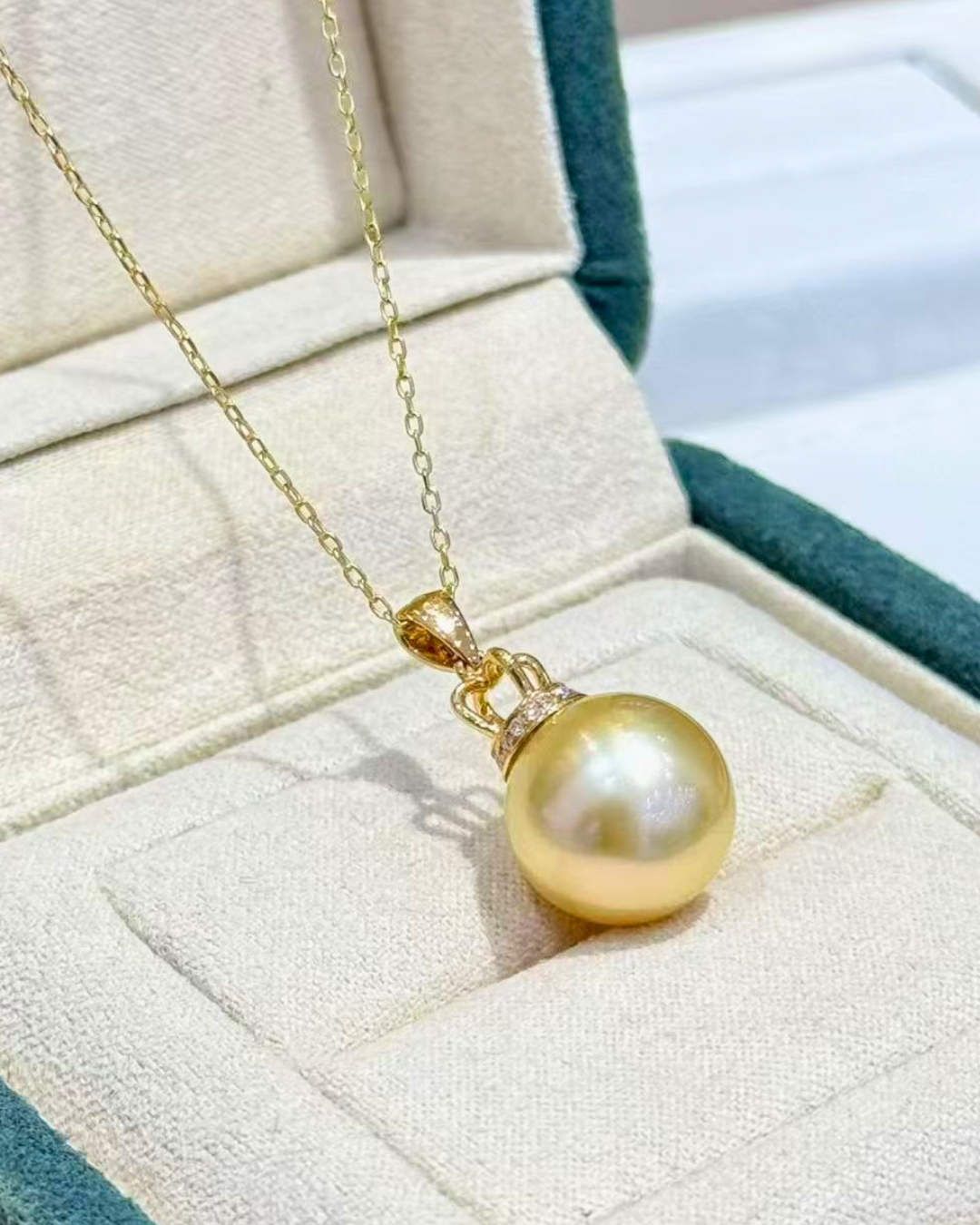4A South Sea Golden Philippines Round Necklace in 18K Gold - with Natural Diamond - Gold (12-13mm)