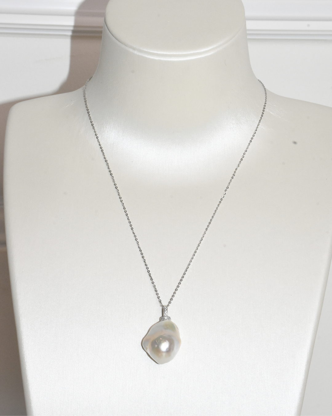 3A Freshwater Baroque Necklace in Silver 925 WG Plated - Model A : Classic pendant - White (15 -17mm)