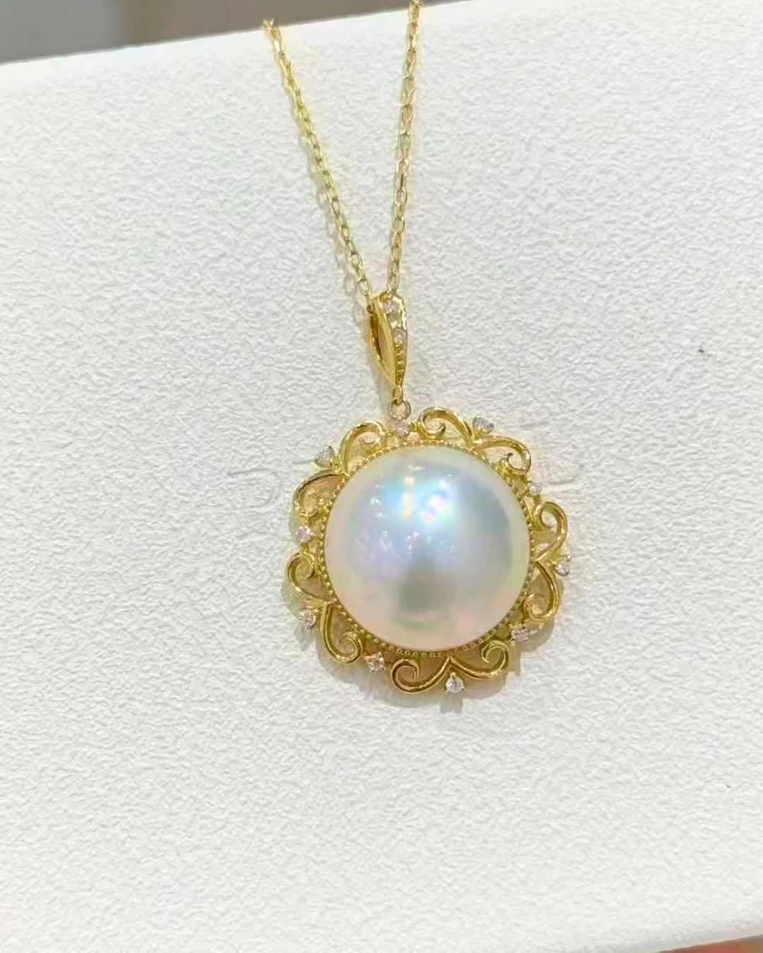 4A Mabé Necklace in 18K Gold - White Orient Seawater Mabé - White Orient Blue & Pink (15-16mm)