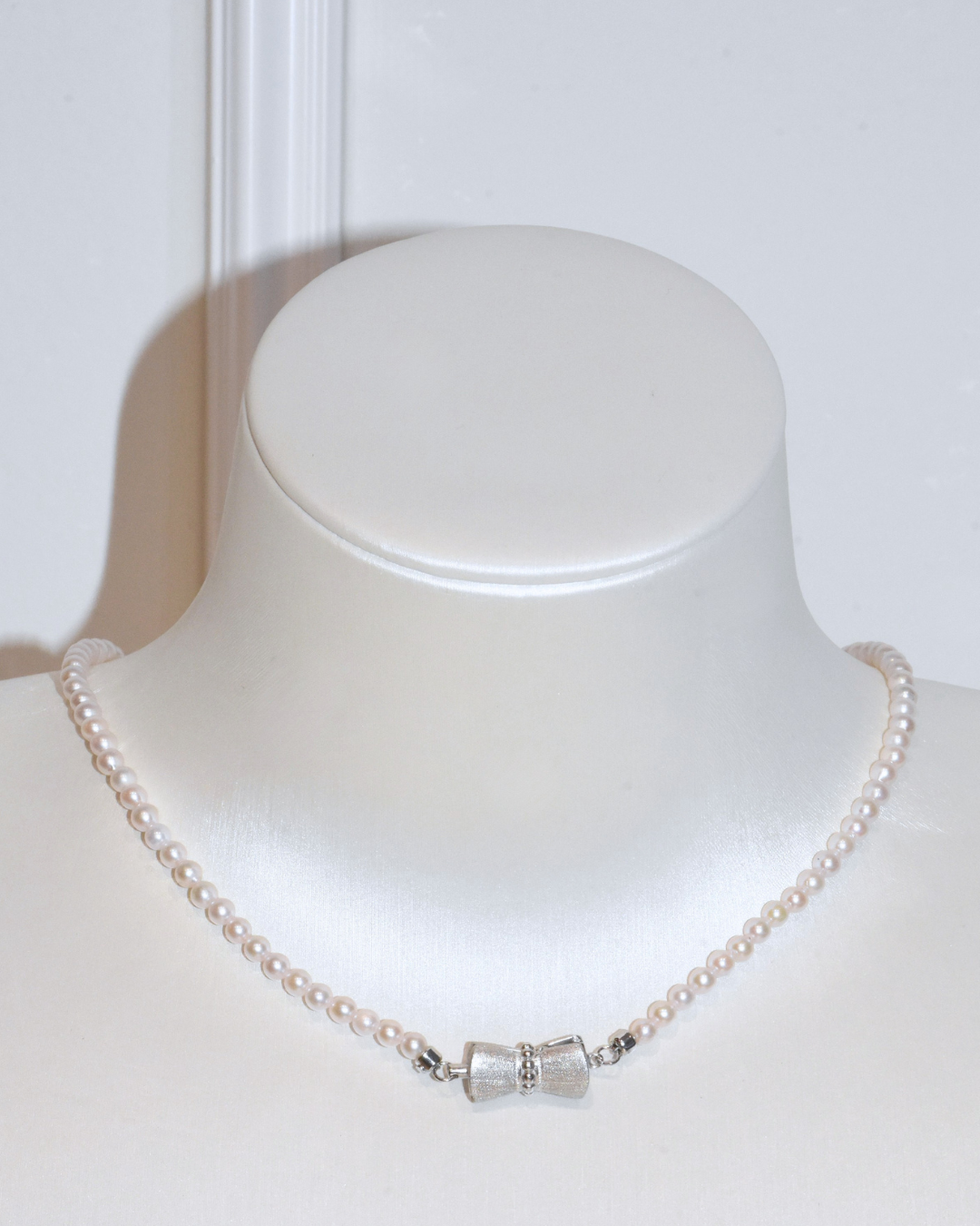 4A Akoya Round Necklace in Silver 925 WG Plated - Classic Ribbon Clasp - Rose Overtone (3 -4mm)