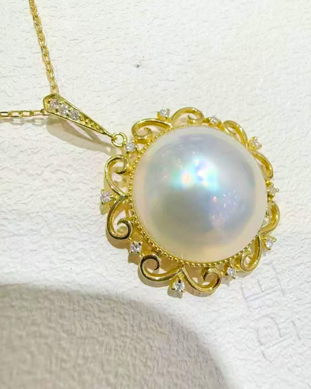 4A Mabé Necklace in 18K Gold - White Orient Seawater Mabé - White Orient Blue & Pink (15-16mm)