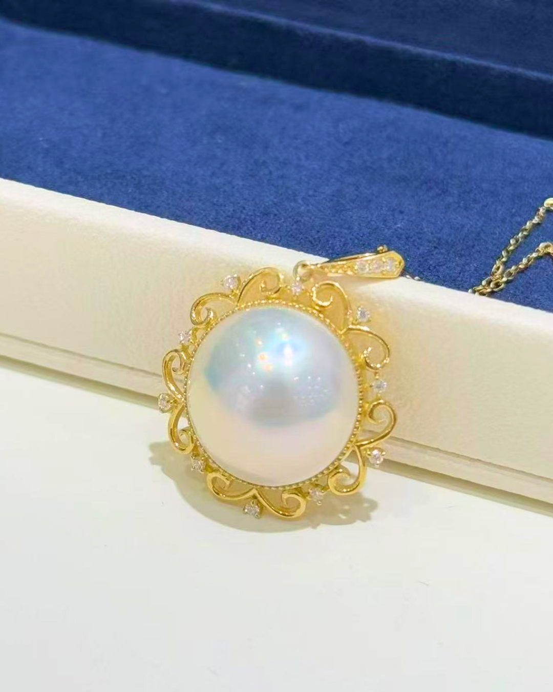4A Mabé Necklace in 18K Gold - White Orient Seawater Mabé - White Orient Blue & Pink (15-16mm)