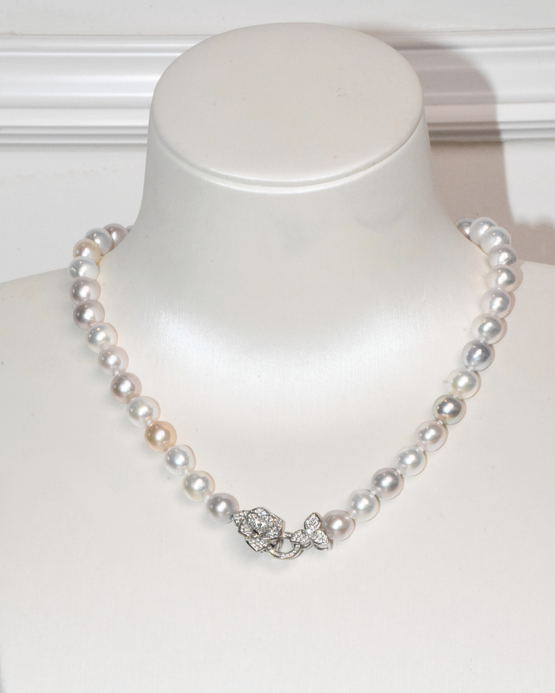 4A Freshwater Round Necklace in Silver 925 WG Plated - Double flower clasp  - Silver/Grey (7 -8mm)