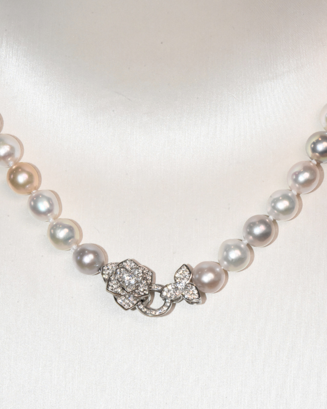 4A Freshwater Round Necklace in Silver 925 WG Plated - Double flower clasp  - Silver/Grey (7 -8mm)