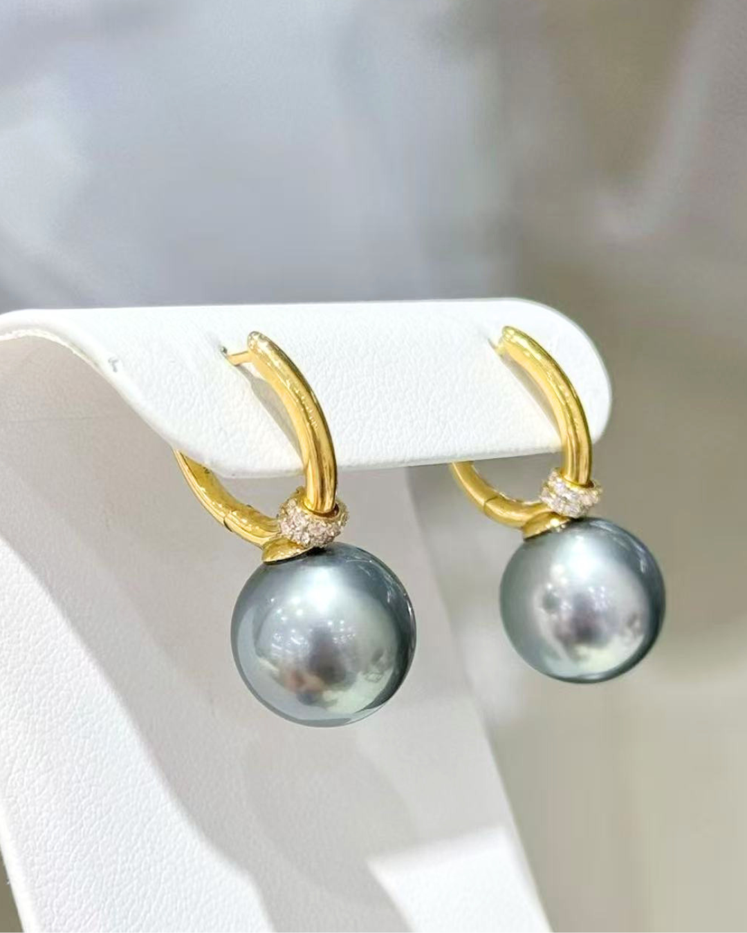 5A Tahitian Round Earring in 18K Gold - Grey & Black with Natural Diamond - Peacock (13-14mm)