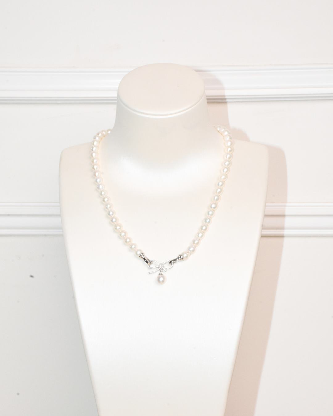 4A Freshwater Near Round Necklace in Silver 925 WG Plated - Ribbon Clasp with pearl drop - White (8 -9mm)