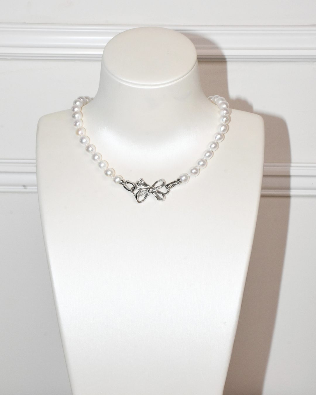 4A Freshwater Round Necklace in Silver 925 WG Plated - Big Ribbon Bow Clasp with CZ - White (8 -9mm)