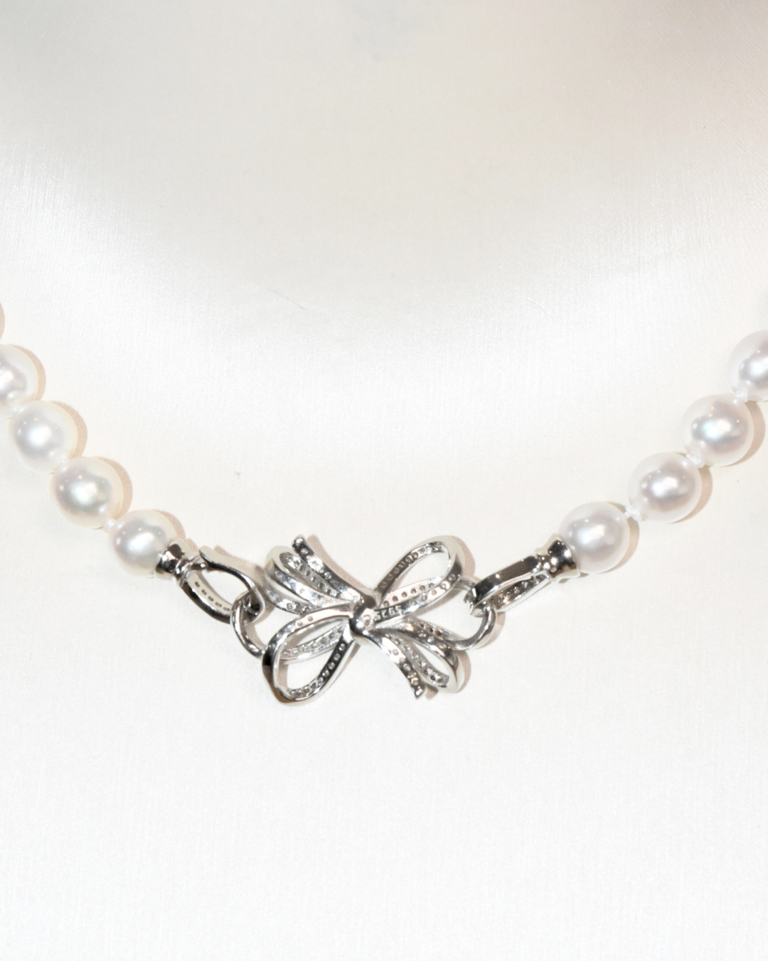4A Freshwater Round Necklace in Silver 925 WG Plated - Big Ribbon Bow Clasp with CZ - White (8 -9mm)