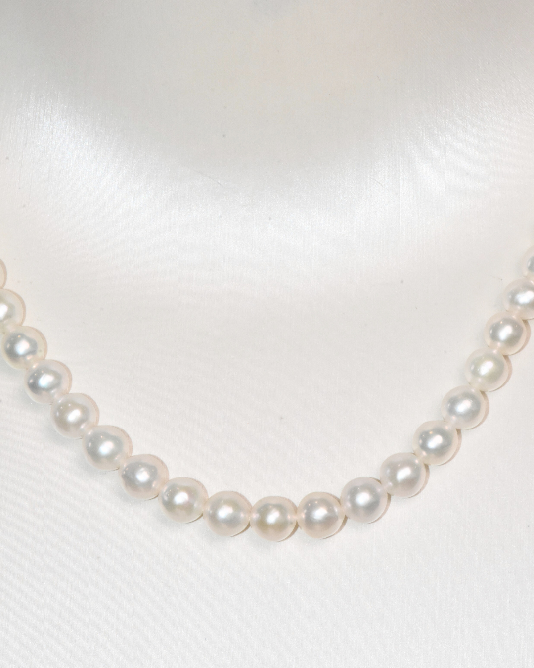 4A Freshwater Near Round Necklace in Silver 925 WG Plated - Ribbon Clasp with pearl drop - White (8 -9mm)