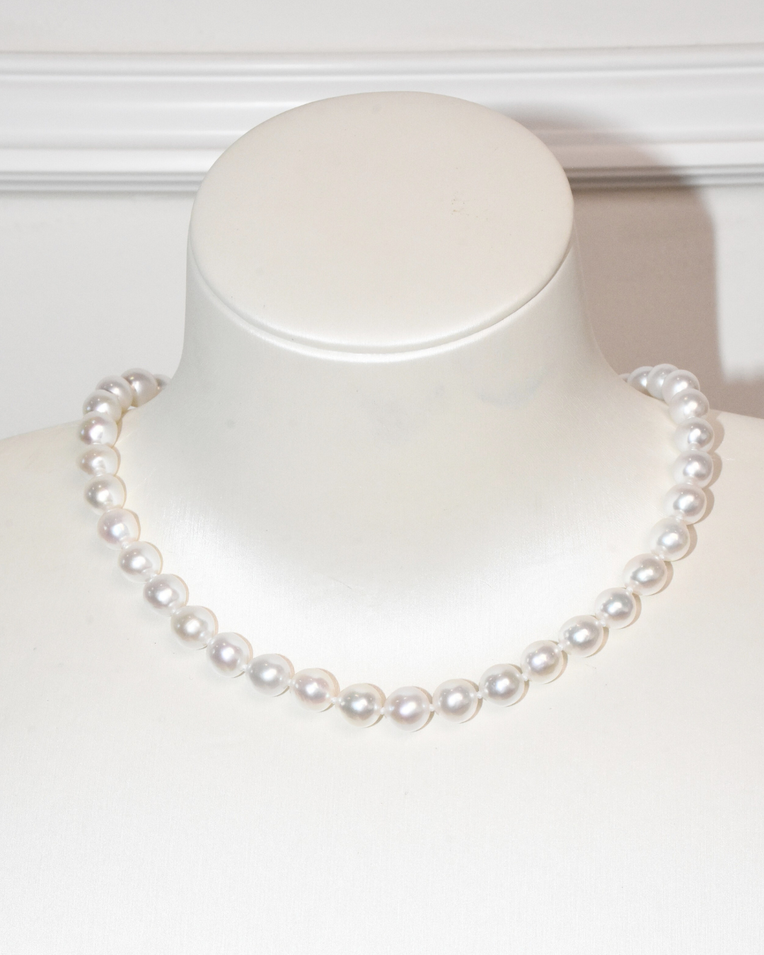 4A Freshwater Round Necklace in Silver 925 WG Plated - Big Ribbon Bow Clasp with CZ - White (8 -9mm)