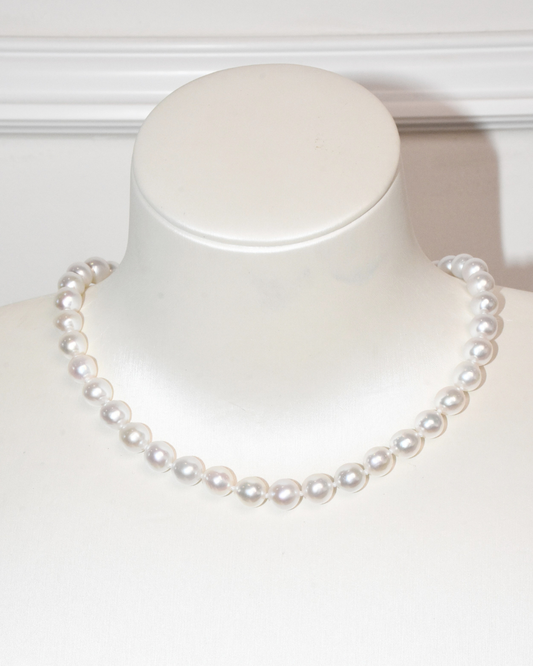 4A Freshwater Round Necklace in Silver 925 WG Plated - Big Ribbon Bow Clasp with CZ - White (8 -9mm)