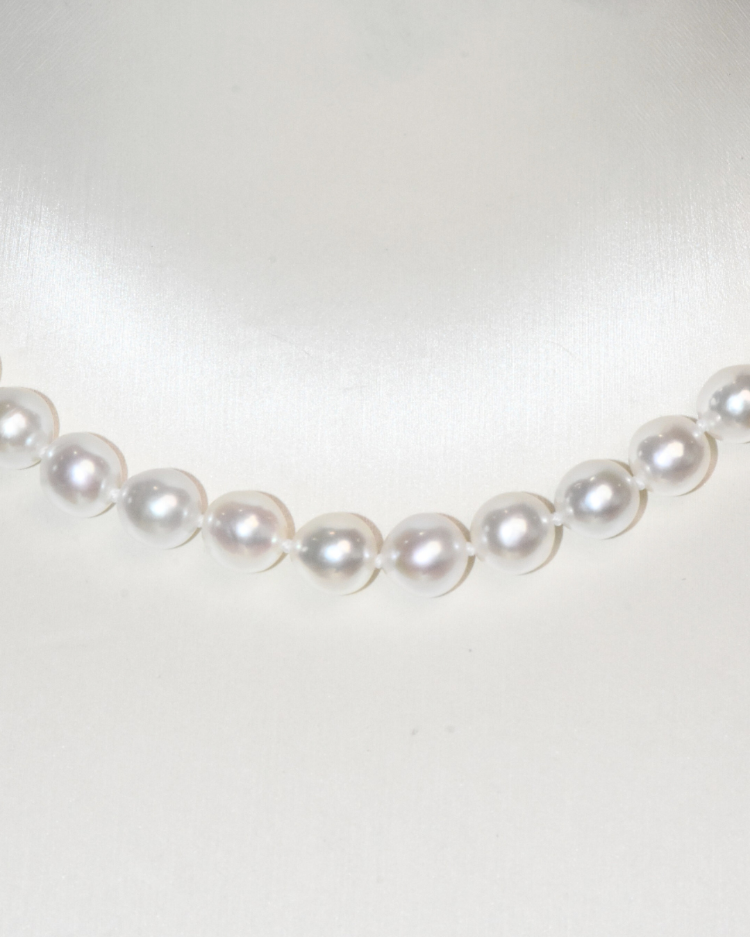 4A Freshwater Round Necklace in Silver 925 WG Plated - Big Ribbon Bow Clasp with CZ - White (8 -9mm)