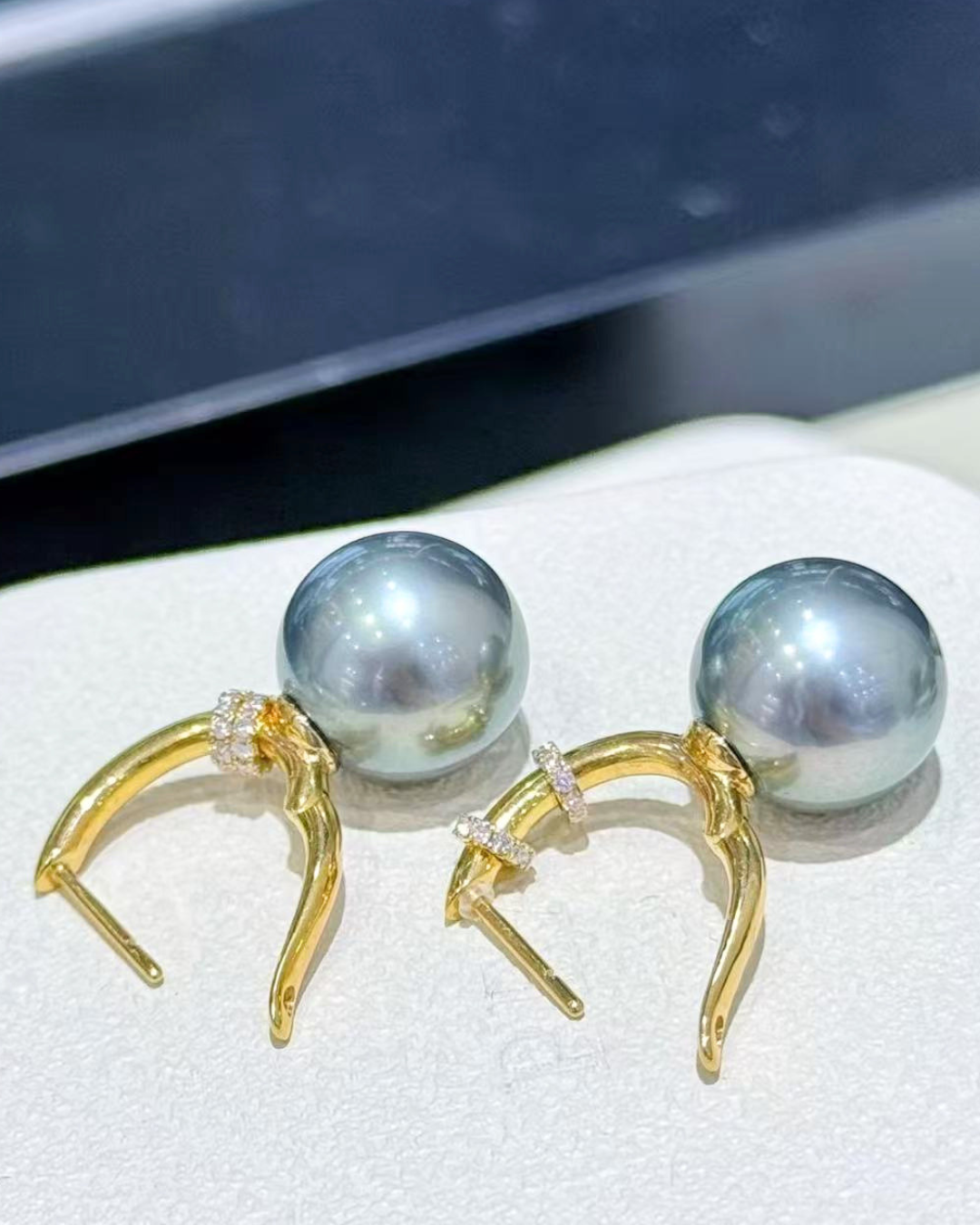 5A Tahitian Round Earring in 18K Gold - Grey & Black with Natural Diamond - Peacock (13-14mm)