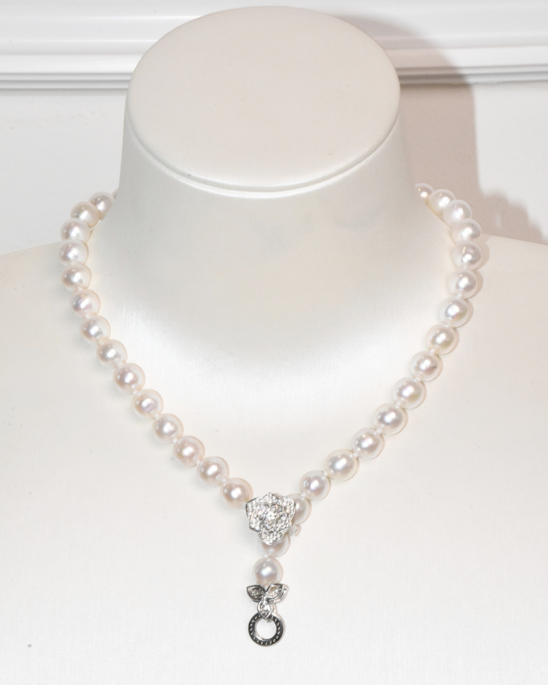 4A Freshwater Round Necklace in Silver 925 WG Plated - Double flower clasp  - White (8 -9mm)